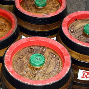 Druck auf KEG-Fassverschlüsse aus Kunststoff für die Brauerei Rothaus. 