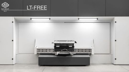 Mit der LT-Free 3015 bietet die BLM Group eine neue Lösung für die Bearbeitung großer dreidimensionaler Metallprofile. (Bild:  BLM Group)