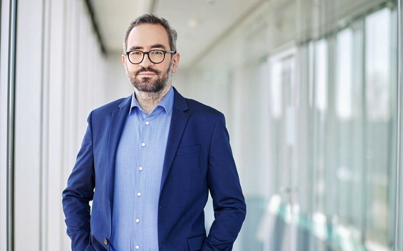 „Die Industrieunternehmen stehen vor der Aufgabe zu überlegen, wie sie ihre Marktstellung behaupten können: Immer mehr Projekte fordern  dekarbonisierte Baustoffe und Materialien, während die Produktion selbst klimaneutral ausgestaltet werden soll.“ – Alexander Lück, Head of Sales & Marketing, VNG Handel & Vertrieb GmbH.  (Bild: VNG)