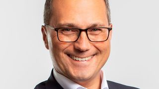 Führungskräftecoach Jens Taubel beantwortet auf dem „Mobile.de Weckruf 2018“ brennende Fragen rund um das Thema Recruiting und stellt gemeinsam mit dem Inhaber einer Werkstatt mit Sitz in Süddeutschland eine erfolgreiche Personalmarketingkampagne per Social Media vor. (Bild: Führungskräfteschule)