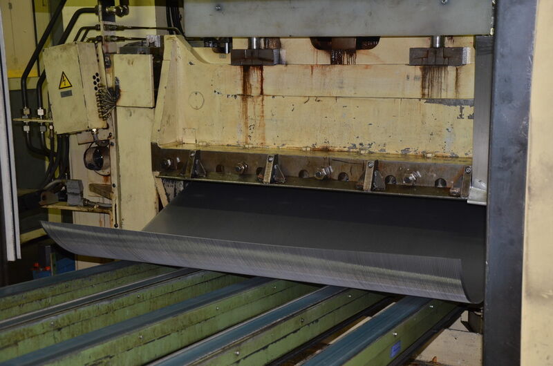 Direkt vom Coil stanzen die Breitpressen mit einer Druckkraft von 500 t in Werk 1 in Dillingen. (Michel)