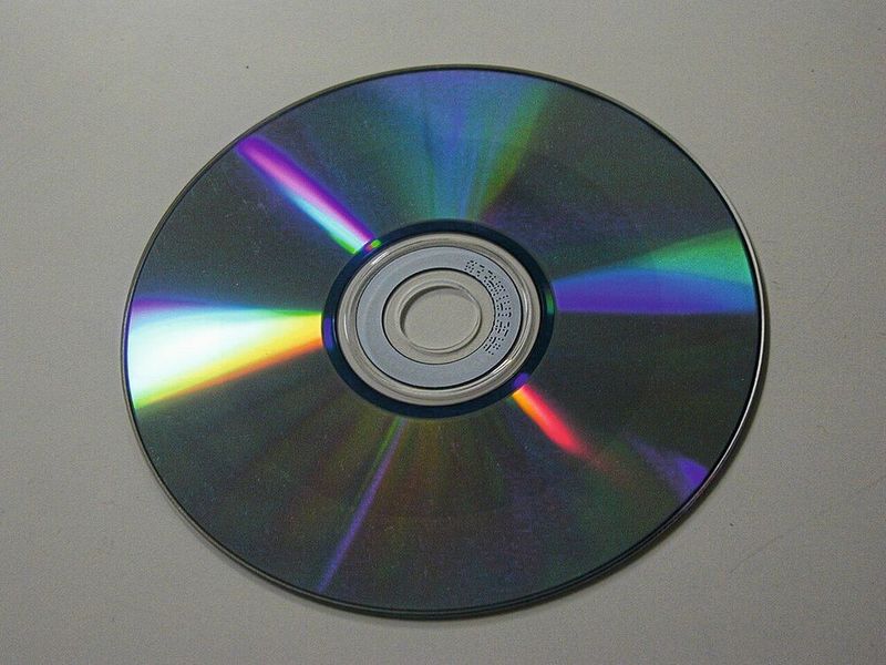 Compact Disc:  Das erste optische, digitale Speichermedium, das sich auf dem Massenmarkt richtig durchgesetzt hat. (Bild: CD-RW bottom / 高橋 宗史 / CC BY-SA / de.wikipedia.org)