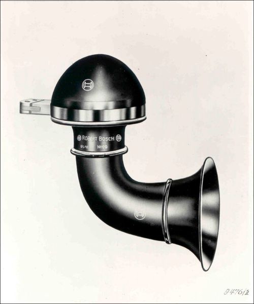 Nicht nur die Hochspannungsmagnetzündung kommt von Gottlob Honold, auch Lichtsysteme, Anlasser und das dargestellte Horn entstammen seiner Feder. (Bild: Robert Bosch GmbH)