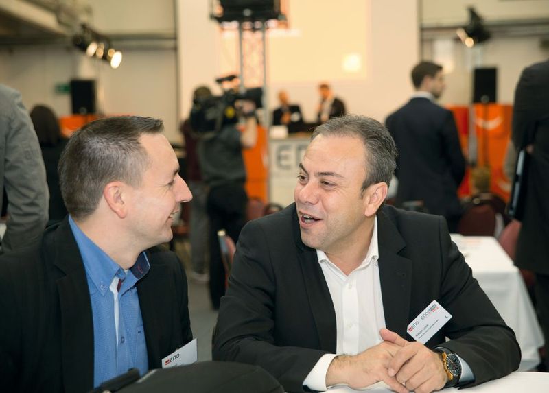 Dirk Gross, Eno, beim fröhlichen Austausch mit Hakan Sinik, Pioneer. (52 Grad Wagner Deters-Prohl GbR)