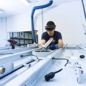 Das Display in der Brille zeigt dem Monteur genaue Positionen und Arbeitsschritte an.