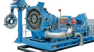 Die Lochplatte ist das Herz von Granulieranlagen. Sie trennt den weichen Kunststoffstrom in einzelne Stränge auf – die Messer schneiden diese dann zu Granulaten. (Ulrich Behrend/Coperion)