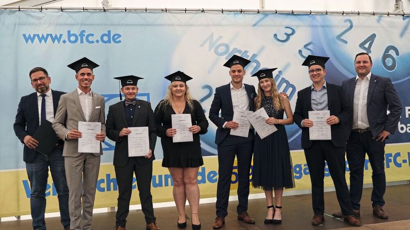 Die Firma MAN, vertreten durch Stefan Blum (r.) und Björn Dulz (l.), vergab an gleich sechs Absolventen Stipendien in Höhe von je 2.500 Euro. (Bild: Büttner/»kfz-betrieb«)