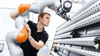 Ob in Industrie-Robotern, die in Produktionsstraßen mit Menschen kollaborieren oder in der Medizintechnik – die Sicherheitsbremsen von mayr® Antriebstechnik gewährleisten den zuverlässigen Schutz von Personen und Material. (Claus Brechenmacher & Reiner Baumann / KUKA Roboter GmbH)