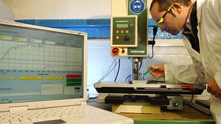 Beim Tapping-Torque-Test wird der Kühlschmierstoff mit einer Spritze in ein Werkstückloch gegeben. Die Messdaten werden per Computer aufgezeichnet und analysiert. Bild: Henkel (Archiv: Vogel Business Media)