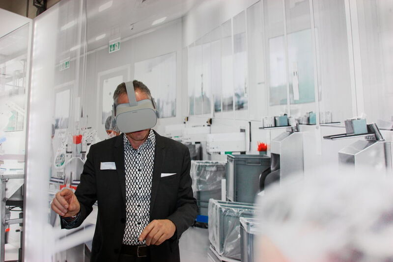 … hier stellvertretend Devicemed-Chefredakteur Peter Reinhardt – per Virtual Reality von Düsseldorf aus die neuen Reinräume am Standort Mühltal in Augenschein zu nehmen. (Scirè / Devicemed)