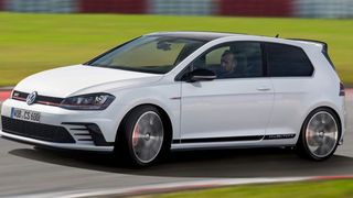 Volkswagen schafft mit dem neuen Golf GTI Clubsport den Einstieg in den Rennsport. Mit Straßenzulassung präsentiert sich der Golf ideal für Landstraße und Rennstrecke. (Foto: Volkswagen)