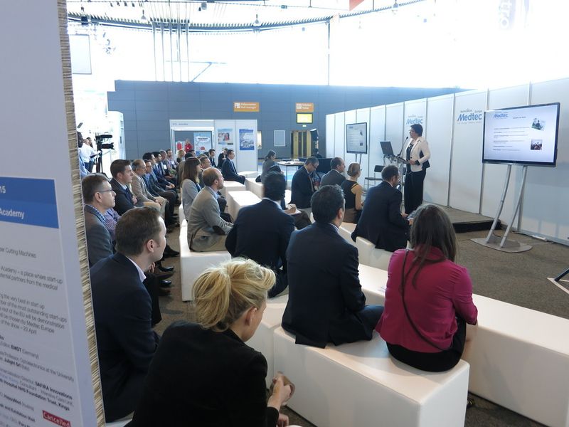 Gespanntes Warten auf die Bekanntgabe des Gewinners des 1. Innovationswettbewerbs auf der Medtec Europe. (Bild: Reinhardt)