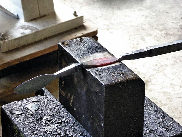 Eins, zwei, drei – und schon ist das Eisen dahin geschmiedet, wo Späth es sich vorgestellt hat. Er liebt diese traditionelle Kunst und erfüllt mit seiner Firma die ausgefallensten Kundenwünsche. (Bild: Kuhn)