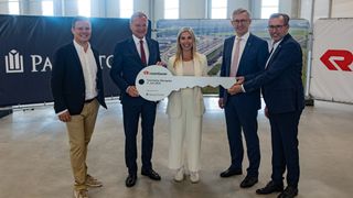 Bei der Übergabe des neuen Gewerbeparks: Jürgen Winklbauer (Panattoni), Landeshauptmann Mag. Thomas Stelzer (Land Oberösterreich), Julia Eibensteiner (Rosenbauer), Robert Ottel (Rosenbauer) und Christian Deleja-Hotko (Bürgermeister Enns). (Bild: Panattoni)