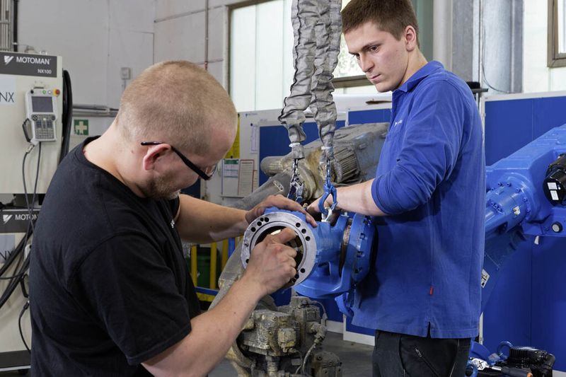 „Einer der Vorteile von Yaskawa ist, dass wir nicht nur ein führender Roboterhersteller sind, sondern dass wir auch in der Antriebstechnik zu Hause sind. Das heißt, dass die eingesetzten Komponenten alle aus unserem Haus kommen. Dementsprechend bringen wir auch die nötige Expertise für die Reparatur mit“, sagt Burscheid. (Bild: Independent Light GmbH)