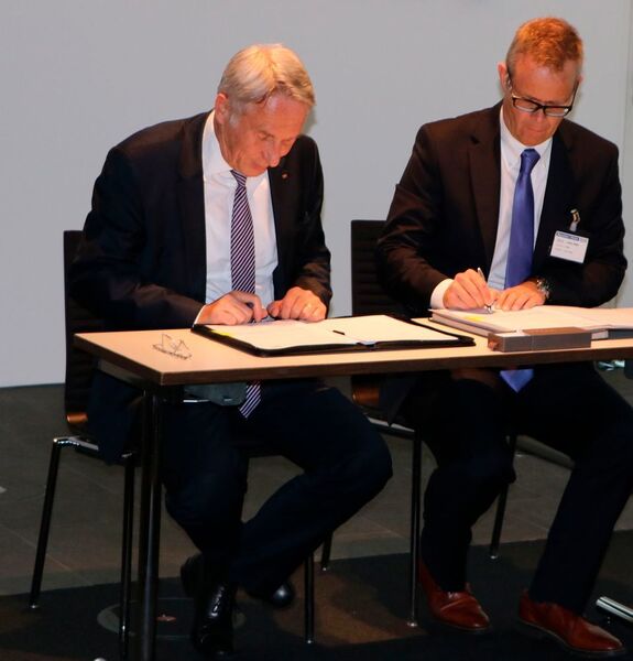 V.l.: Dr. Hans Schumacher, CEO (Vorstandssprecher der DÜRR Systems AG) und Stefan Lampa, CEO (Vorsitzender der Geschäftsführung der Kuka Roboter GmbH) unterzeichnen am 8. Mai 2017 einen Kooperationsvertrag. (Sonnenberg)