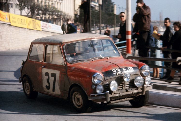 Der Mini gewann viermal in Folge (1964–1967) die Rallye Monte Carlo. Die Sportvariante „Cooper“ beziehungsweise „Cooper S“ gab es mit Motoren mit  970, 1071 und 1275 Kubikzentimetern, um bei Rennsportveranstaltungen die ausgeschriebenen Klassen hubraumtechnisch „möglichst passend“ auszureizen. (BMW AG)