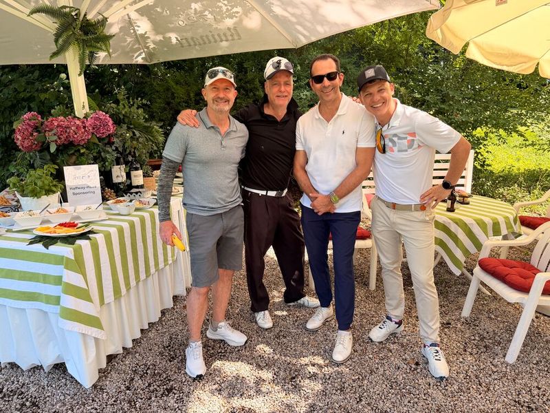 Das iiyama Team sponsert die Halfway: (v. l.) Michael Heppert (iiyama), Dirk Franz (CCF), Olaf Mende (PROFI) und Jan Schmidt (ploon.it) lassen es sich schmecken. (Bild: Vogel IT-Medien)