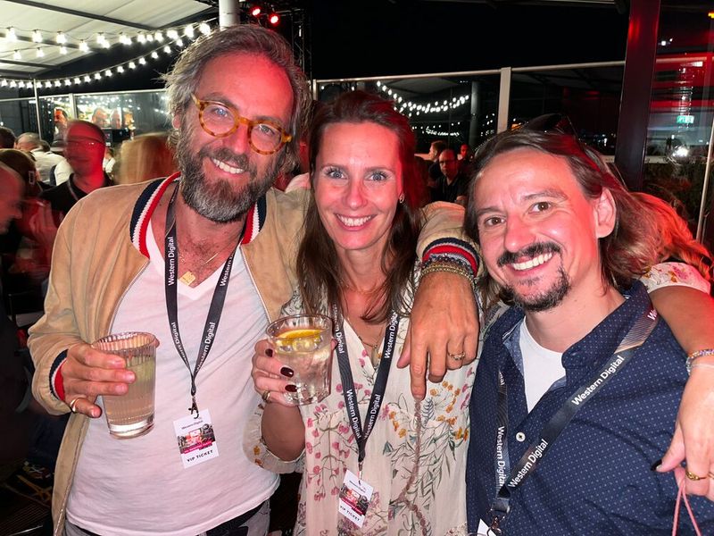 (v. l.) Dr. Henrik Baumunk, Beaumont, Sarah Jürgens, The-VShirt, mit ihrem Ex-Kollegen Andro Jendrike, Synaxon. (Bild: Vogel IT-Medien GmbH)