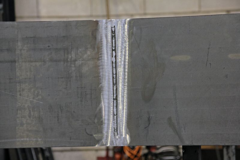 ... weil mit den Kompaktwinkelschleifern die Nähte sorgfältig nachbearbeitet werden. (Bild: Michel)