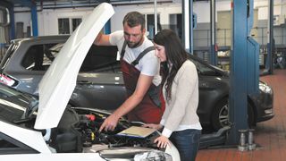 Wie können Werkstätten bei jüngeren Kunden punkten? Hierfür lohnt sich ein Blick in die Statistik. (Bild: industrieblick - stock.adobe.com)