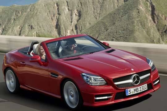 Vorne bestimmen eine breite Kühlermaske und die horizontale Lamelle das Gesicht des Roadsters. (Archiv: Vogel Business Media)