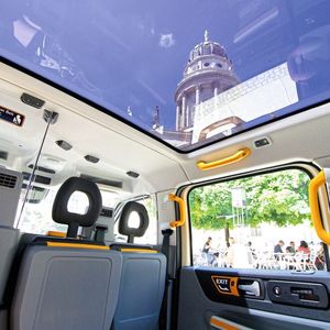 Das Fahrerlebnis ist für nicht-englische Passagiere durchaus ungewöhnlich.(Bild:  LEVC)