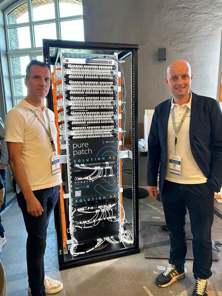 Einen wahren Blickfang hatten Patrick Vliegen (l.) und Bernhard Flicker (beide Triotronik) dabei.  (Bild: Vogel IT-Medien)