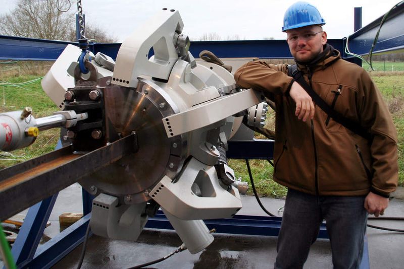 Ingenieur Christian Hopfensitz mit seiner Konstruktion:  Projektleiter Christian Hopfensitz hatte nur drei Monate, um die Kupplung nach den strengen Vorgaben des Oil Companies International Marine Forum (OCIMF) und des Bureau Veritas zu konstruieren. Um die Aufgabe dennoch in der kurzen Zeit zu bewältigen, griff der Ingenieur auf modernste Computersimulationstechnik zurück. (Archiv: Vogel Business Media)