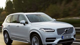 Auch neuere XC90-Modelle müssen aktuell in der Vertragswerkstatt vorbeischauen. (Volvo)