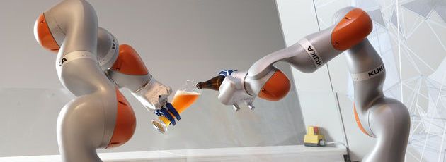 Prost! Die Kuka-Roboter beherrschen das Weißbier-Einschenken bereits formvollendet.(Bild:  Kuka)