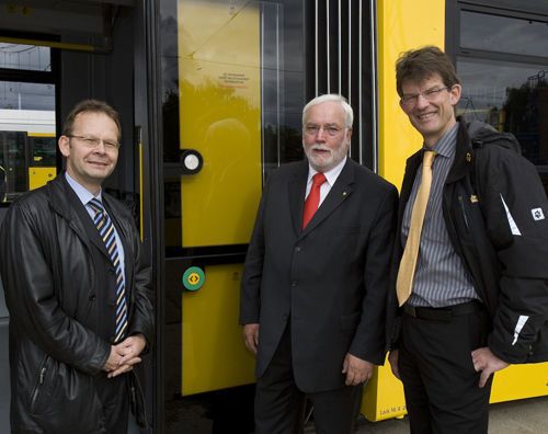 Freuen sich über den gelungenen Roll-out der neuen Straßenbahn. Von links nach rechts: Ulf Eilhardt, Vertrieb Escha TSL; Klaus-Dietrich Matschke, Direktor Unternehmensbereich Straßenbahn der BVG und Dietrich Turck, Geschäftsführer Escha TSL. Bild: Escha TSL (Archiv: Vogel Business Media)