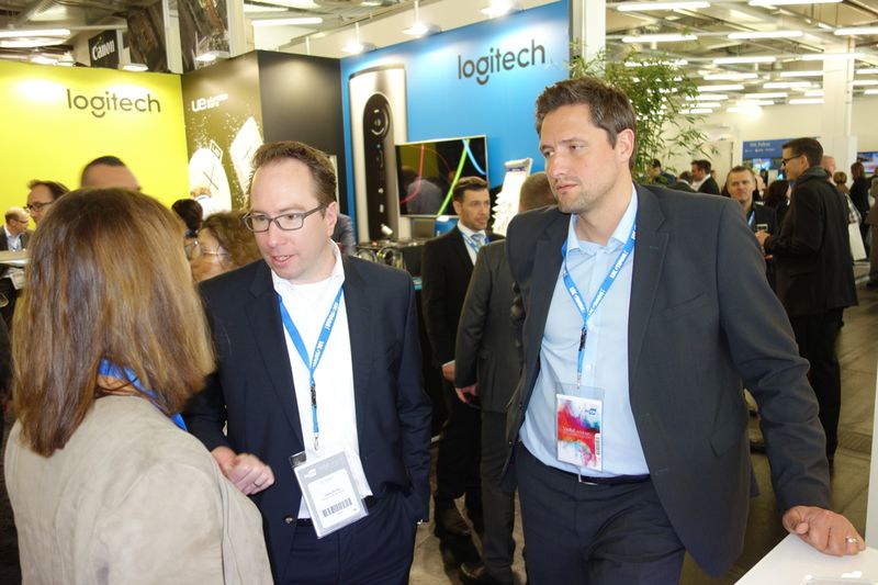 (l.) Jürgen Richter und Gunnar Laske, ASUS, lassen sich durch mein Blitzgewitter nicht aus der Ruhe bringen. (Bild: IT-BUSINESS)