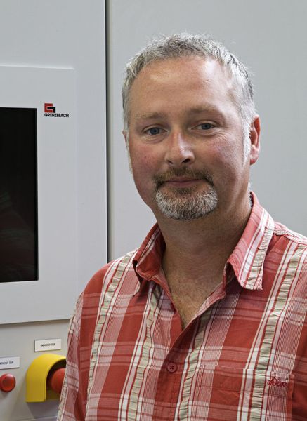 Michael Biller hat als Teamleiter im Schaltschrankbau bei Grenzebach die Einführung der neuen Reihenklemmen mit Push-In-Technik begleitet.  (Bild: Phoenix Contact)