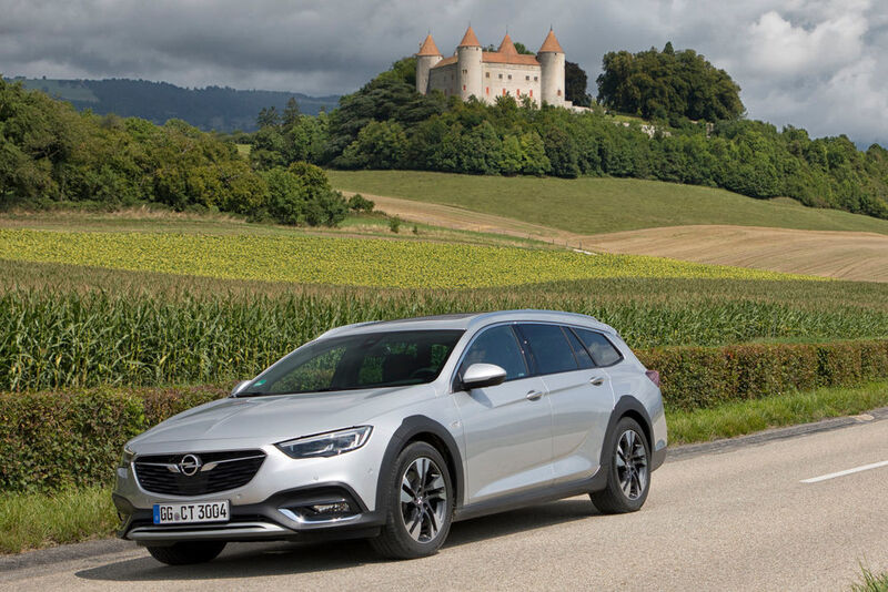 Zu Preisen ab 34.885 Euro bietet Opel den Insignia Country Tourer an.  (Opel)