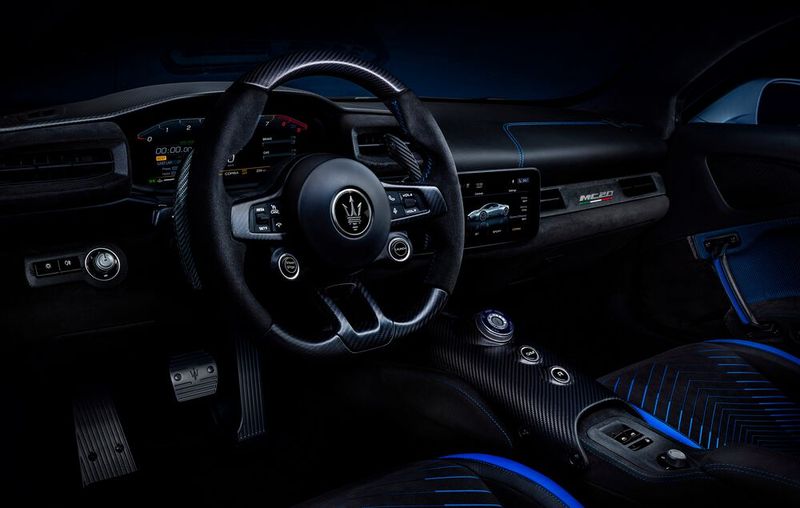 Das Interieur prägen Karbon, Aluminium und Leder im harmonischen Ensemble. (Bild: Michael Kirchberger/Ampnet)