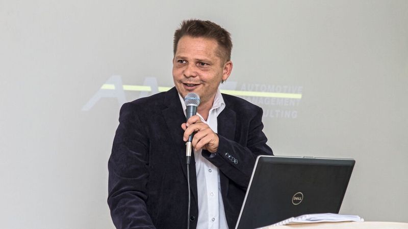 Rainer Kurek ist geschäftsführender Gesellschafter der Automotive Management Consulting GmbH und langjähriger Unterstützer des Technologietransfer-Programms Leichtbau (TTP LB).  (Bild:  Rainer Hofmann Photodesign/AMC)