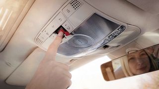 Ein Druck auf den E-Call-Schalter ruft zuverlässig 
die Rettungskräfte herbei – bislang. Doch bei älteren Fahrzeugen funktioniert das bald nicht mehr. (Bild: Mercedes-Benz)