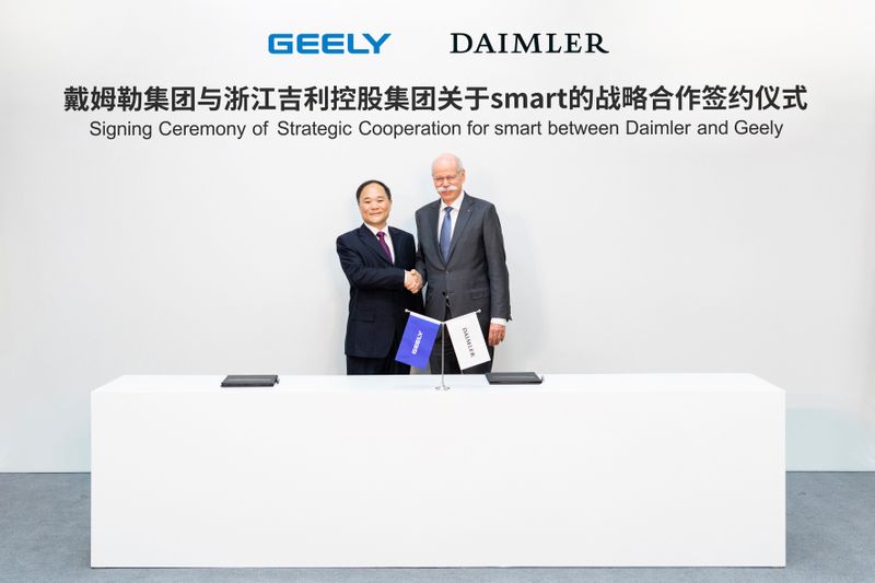 Am 28. März 2019 gaben Geely-Chef Li Shufu und Daimler-CEO Dieter Zetsche bekannt, dass Smart in Zukunft zu jeweils 50 Prozent dem chinesischen und dem deutschen Hersteller gehört. Die Produktion der Marke wird komplett nach China verlegt. (Daimler)