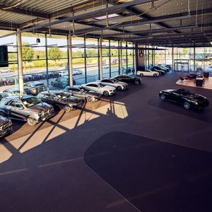 Das Unternehmen präsentiert 24 Fahrzeuge in der Ausstellungshalle auf drei Bühnen: Main-Stage, Smart-Stage und AMG-Stage. (Bild:  Walter Burmester GmbH / Medienkapitän UG)