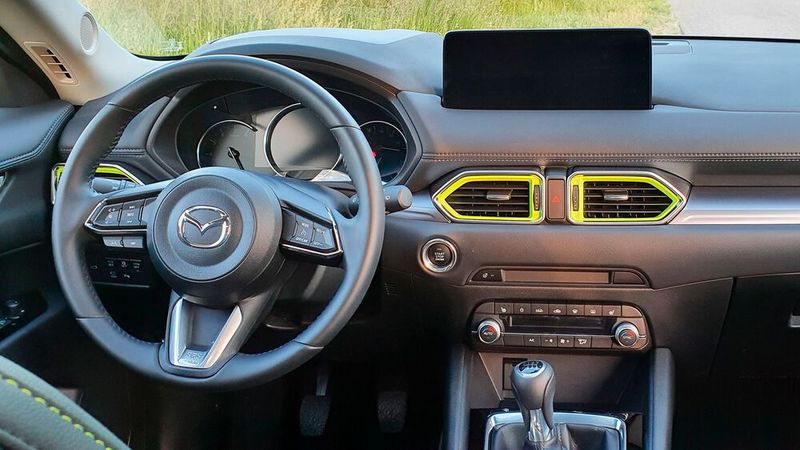 Die intuitive Bedienbarkeit der Mazda-Modelle hat der ADAC jüngst bestätigt. Ganz auf einen Touchscreen zu verzichten ist aus unserer Sicht aber auch nicht mehr zeitgemäß. (Bild: Mauritz – »kfz-betrieb«)