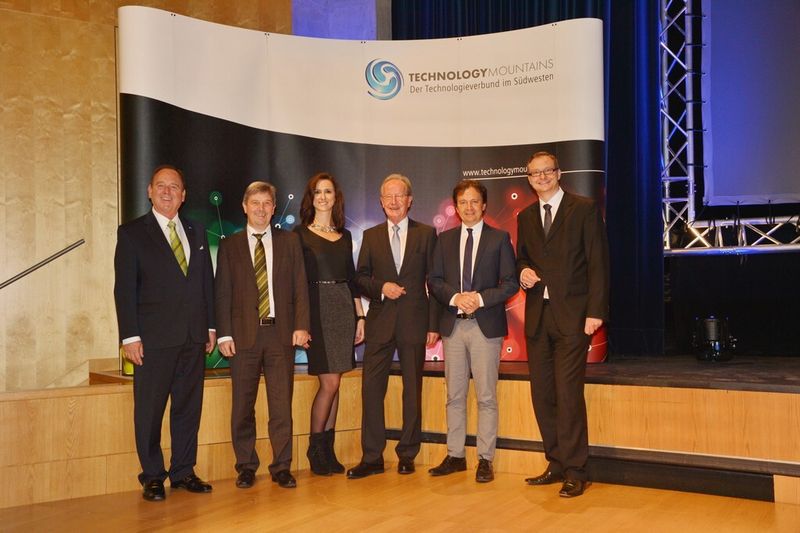 Wollen die Medizintechnik in der Region weiter nach vorne bringen. Von links: IHK-Präsident Dieter Teufel, Landrat Stefan Bär, Medical-Mountains-Vorstand Yvonne Glienke, Technology-Mountains-Vorsitzender Dr. Harald Stallforth, IHK-Hauptgeschäftsführer Thomas Albiez und Technology-Mountains-Geschäftsführer Thomas Wolf. (Bild: IHK)