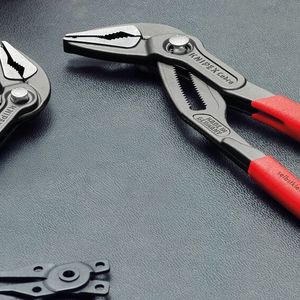 Knipex bietet seine Cobra-Rohrzange jetzt auch in einer kompakteren Bauform mit einer Gesamtlänge von 180 mm an. Die 250-mm-Version der Cobra-Serie wurde überarbeitet.(Bild:  Knipex)
