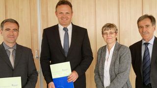 Analytik Jena und die Fachhochschule Nordhausen unterzeichnen einen Kooperationsvertrag: Alexander Berka (Analytik Jena), Prof. Dr. Jörg Wagner (FH Nordhausen), Prof. Dr. rer. nat. Uta Breuer (FH Nordhausen), Klaus Berka (Analytik Jena), (v.l.n.r.). (Bild: Analytik Jena)