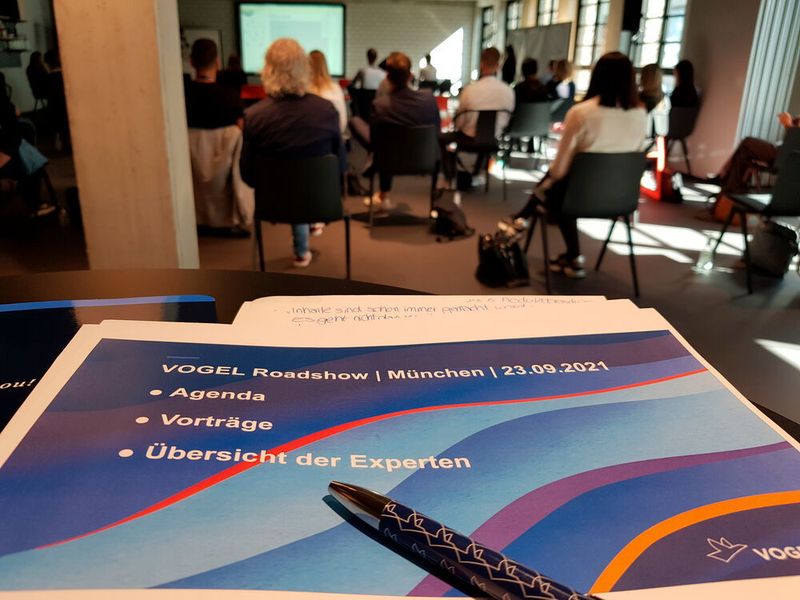 Aber auch der Wissenstransfer kam nicht zu kurz. In Form von spannenden Vorträgen, deckte das Programm alles rund um die B2B Customer Journey ab. (Vogel Communications Group GmbH & Co. KG)