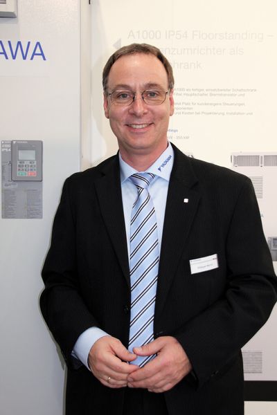 Bernd Wittayer von Yaskawa: „Geringfügig höhere Investionskosten amortisieren sich schnell durch dauerhaft eingesparte Energiekosten.“ (Bild: Michel)