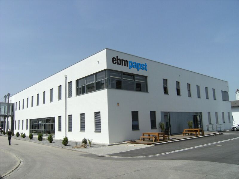 Der Standort Landshut kam 1997 dazu: EBM-Papst kaufte das Motorenwerk von Alcatel und benannte es in Motoren Ventilatoren Landshut GmbH um. Die drei Unternehmen wurden 2003 in EBM-Papst Mulfingen, EBM-Papst St. Georgen und EBM-Papst Landshut umfirmiert. (Bild: EBM-Papst)