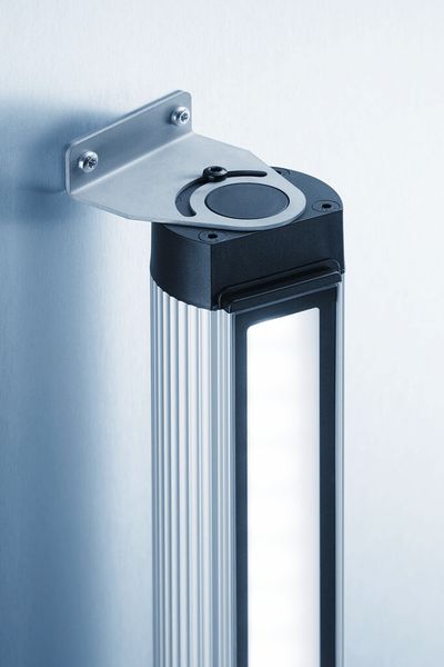 Mit bestehenden Rohrleuchten-Halterungen oder neuen flexiblen Halterungen kann die LED-Maschinenleuchte im Arbeitsraum befestigt werden. (Bild: Waldmann)