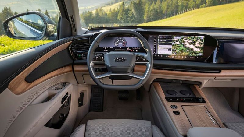 Beeindruckendes Panorama: Der Q7 wird serienmäßig mit drei Displays im Amaturenbrett ausgeliefert. (Bild: Audi)