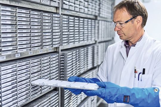 Abb.1: Die Substanzbibliothek von Assay Works ist Ausgangspunkt für die Suche nach einem geeigneten Wirkstoff. Unter tausenden Molekülen findet sich mit Glück der eine „Hit“, aus dem tatsächlich ein brauchbares Medikament entstehen kann. Abb.1: Die Substanzbibliothek von Assay Works ist Ausgangspunkt für die Suche nach einem geeigneten Wirkstoff. Unter tausenden Molekülen findet sich mit Glück der eine „Hit“, aus dem tatsächlich ein brauchbares Medikament entstehen kann.